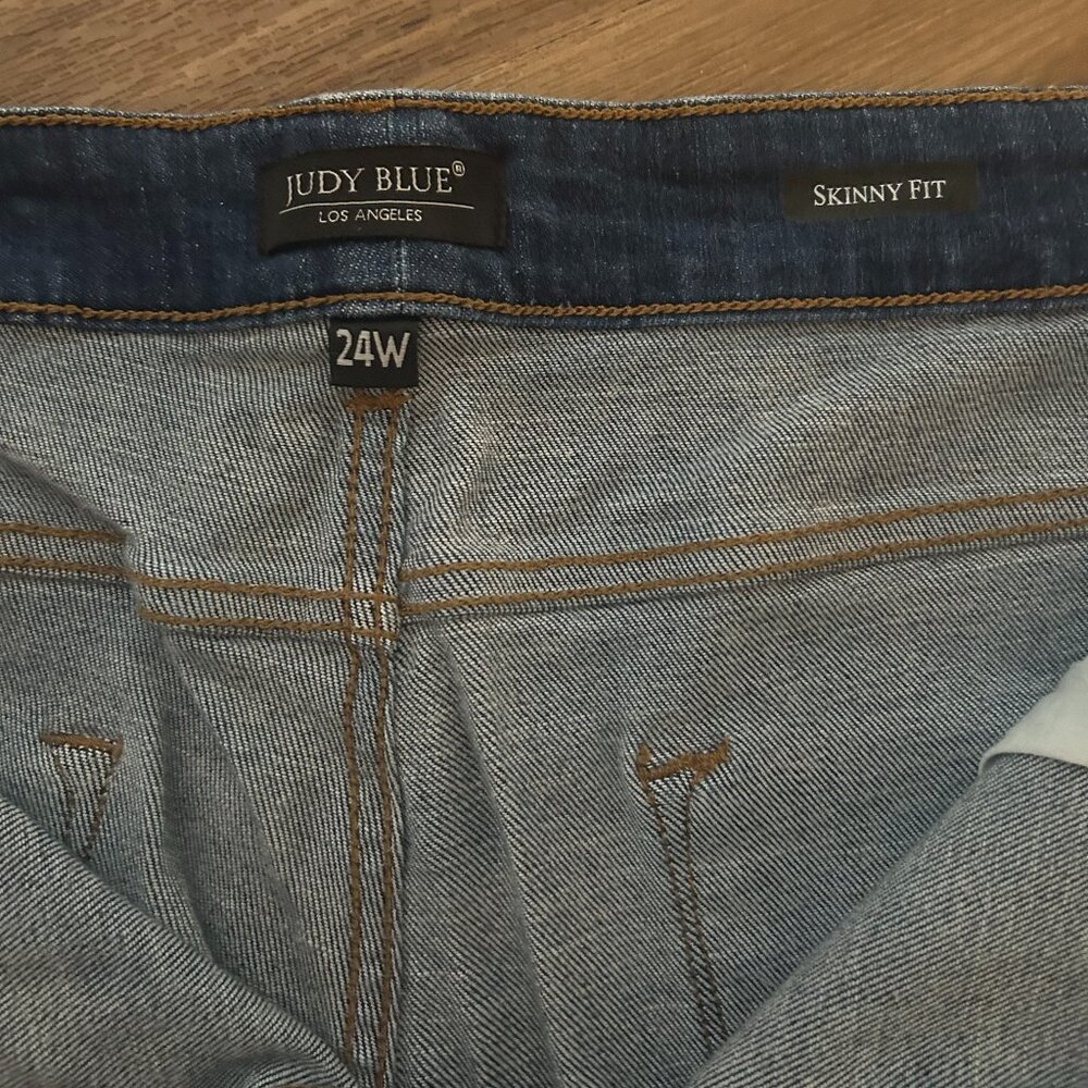 Judy Blue (24) Cropped Denim with Raw Hem - Picture 3 of 3